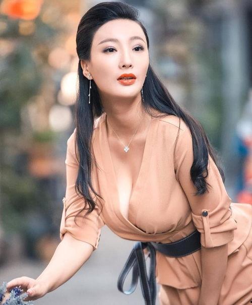 王李丹妮家庭背景,出身名门，传承家族荣耀的璀璨新星